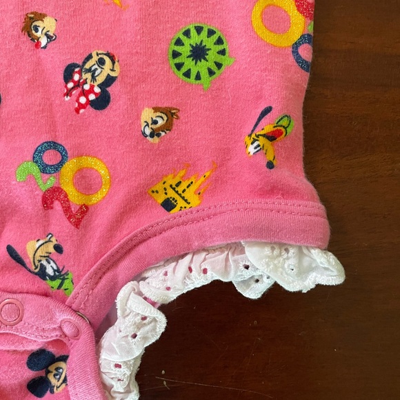 Disney size 18 mos onesie - pink w/print - Picture 4 of 7
